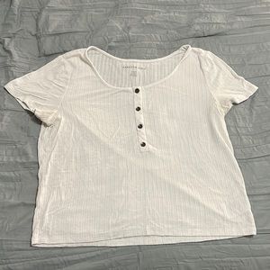 WHITE TOP. SHORT SLEEVE. SIZE MEDIUM. AMERICAN EAGLE